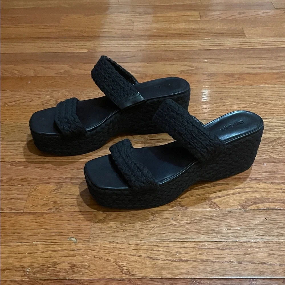On 34th size 10 Chic Black Wedge Sandals new without the box